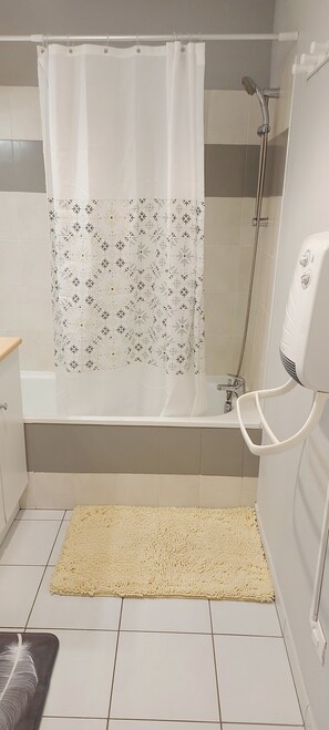Badekar, hårtørrer, håndklæder