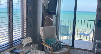 Luxury Sleep on the Beach...Newly renovated Treasure Chest condo