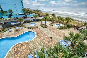 Een binnenzwembad, een buitenzwembad