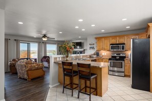 Jääkaappi, mikroaaltouuni, uuni, liesi