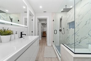 Dusche, Haartrockner, Handtücher