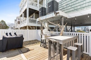 Outdoor dining - Marsh Mellowed by the Sea at Holden Beach, Privated heated pool and beach access (Holden Beach)