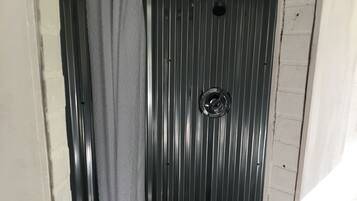 Dusj, håndklær, såpe og sjampo