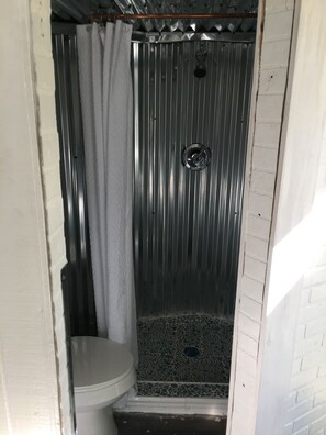 Shower, towels, soap, shampoo - The Happy House Tiny Guest House (Live Oak)