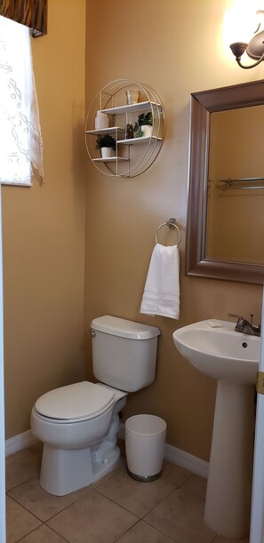 Ensemble douche/baignoire, sèche-cheveux, savon, shampoing