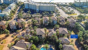 Un complexe hôtelier doté de villas, d’une piscine et d’un accès privé à la plage.