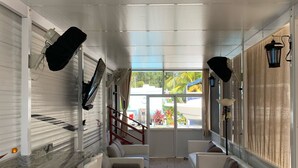 Ein modernes Interieur mit Barbereich, Sitzgelegenheiten und großen Fenstern.