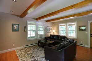 Casa (Owl Street 277, Campton) | Sala de estar | TV, lareira