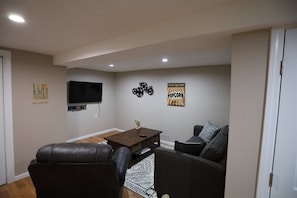 House (Owl Street 277, Campton) | Living room | TV, fireplace
