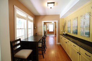 Casa (Owl Street 277, Campton) | Cozinha privada | Geladeira, chaleira elétrica, talheres/pratos/utensílios de cozinha