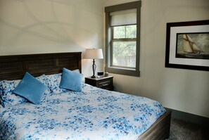 5 soverom, skrivebord, strykejern/-brett og reiseseng for barn