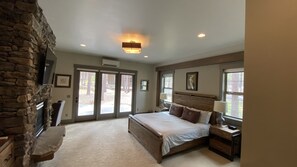 5 habitaciones, escritorio y tabla de planchar con plancha 