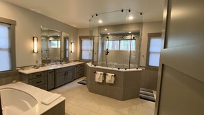 Bathtub, hair dryer, towels, soap - Luxurious Estate among the Pines w/ Hot Tub, EV Charger & so much MORE! (Bend)