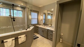 Tina, secadora de cabello, toallas, jabón 