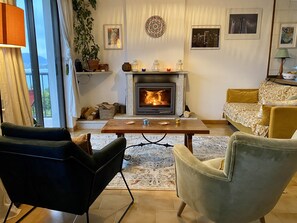 TV, fireplace