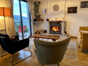 Een televisie en een open haard