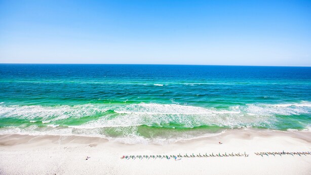 Una playa con agua turquesa cristalina y arena blanca.