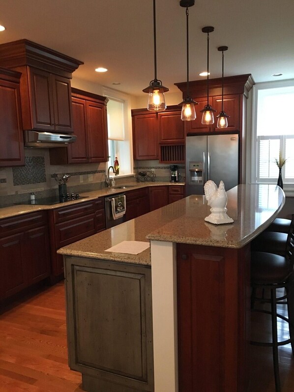 Réfrigérateur, four à micro-ondes, un four, surface de cuisson