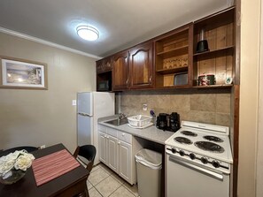 Køleskab, mikrobølgeovn, ovn, kogeplade