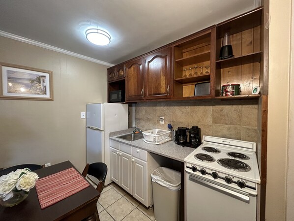 Frigorifero, microonde, forno, piano cottura
