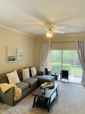 Smart TV, DVD player, books, computer monitors - Beautiful 2/2 condo within a 5 min drive to Bonita & Barefoot Beach. (Bonita springs)