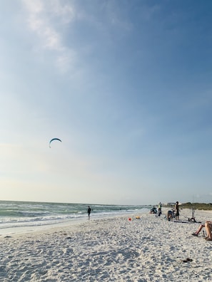 Beach nearby, sun-loungers, beach towels - Beautiful 2/2 condo within a 5 min drive to Bonita & Barefoot Beach. (Bonita springs)