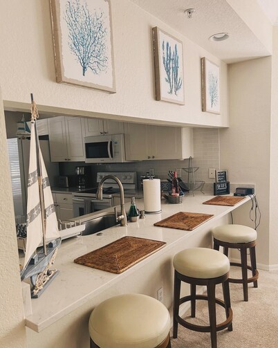 Beautiful 2/2 condo within a 5 min drive to Bonita & Barefoot Beach.