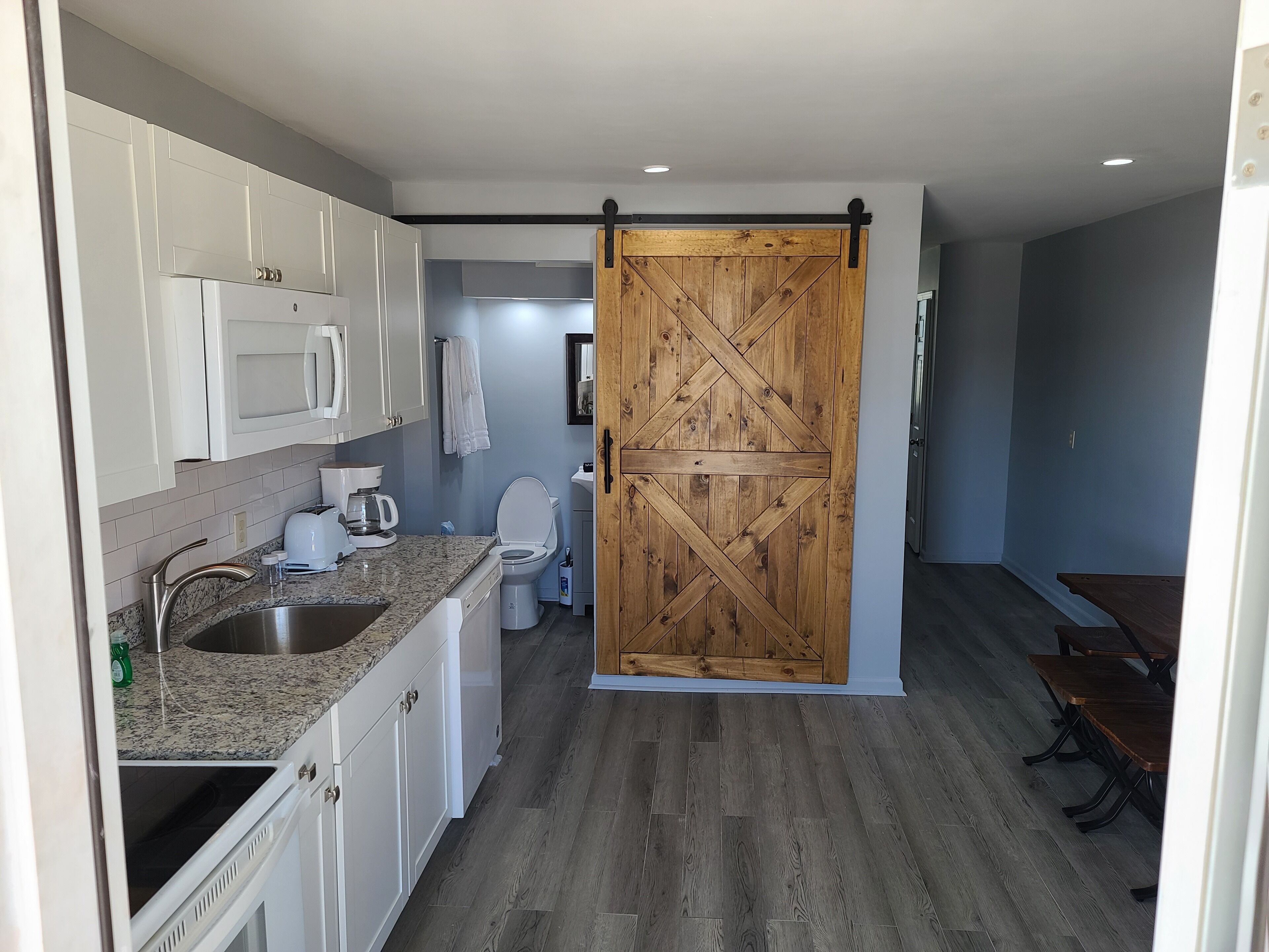 Jääkaappi, mikroaaltouuni, uuni, liesi