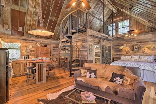 'Horse Thief Inn' Cabin Retreat w/ Deck & Hot Tub!