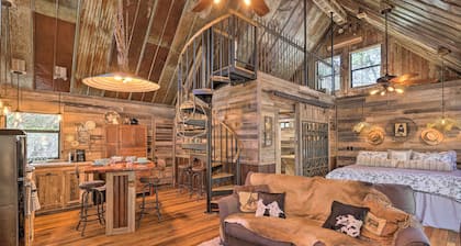 'Horse Thief Inn' Cabin Retreat w/ Deck & Hot Tub!