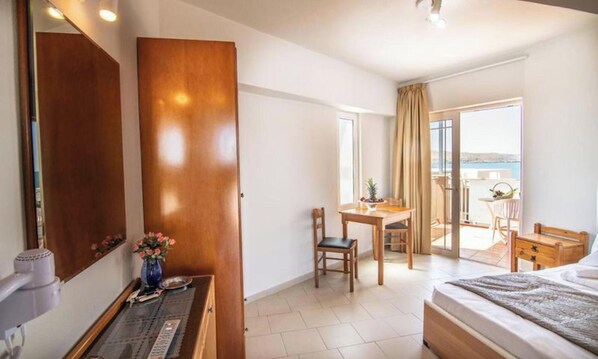 1 bedroom - "room in Guest Room - Girogiali Beach Hotel" (Chania)