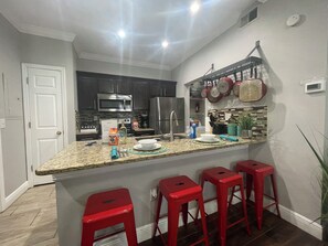 雪櫃、微波爐、焗爐、爐具