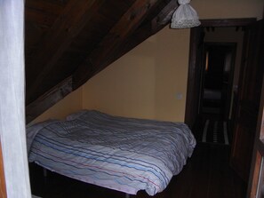 4 bedrooms, desk, iron/ironing board, travel crib