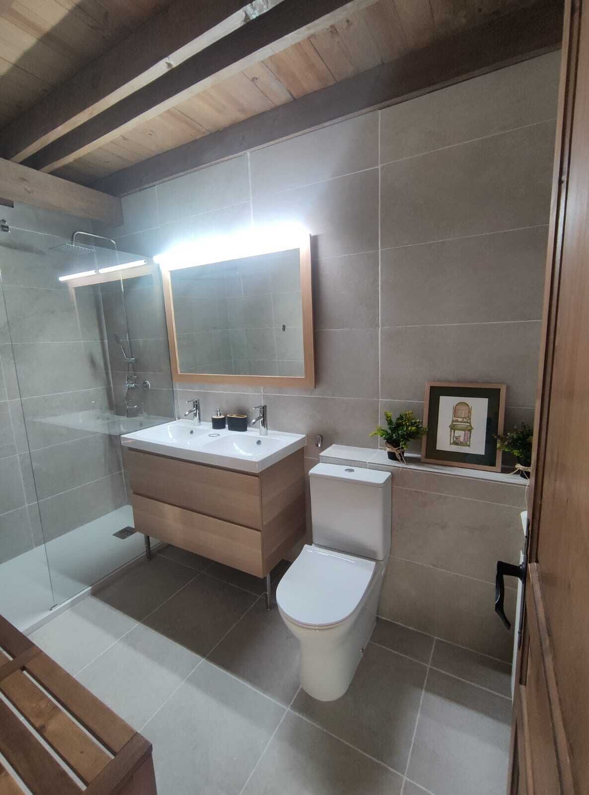 Combined shower/tub, towels
