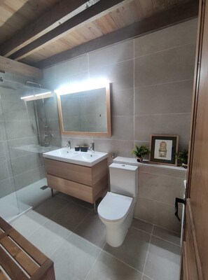Combined shower/tub, towels