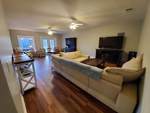 Smart TV, fireplace, books, offices - Retreat at the Lake (Mooresville)