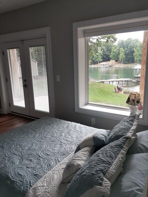 4 quartos, escrivaninha, ferros/tábuas de passar roupa