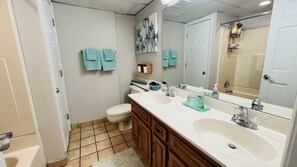 Chuveiro/banheira combinados, secador de cabelo, toalhas de banho 