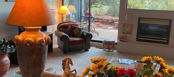 A COWBOYS CASA--BEST RED ROCK VIEWS IN SEDONA -WALK TO TLAQUEPAQUE & UPTOWN--