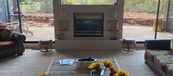 A COWBOYS CASA--BEST RED ROCK VIEWS IN SEDONA -WALK TO TLAQUEPAQUE & UPTOWN--