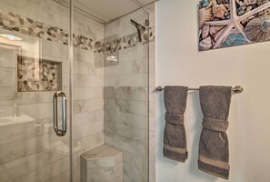 Dusche, Haartrockner, Handtücher, Toilettenpapier
