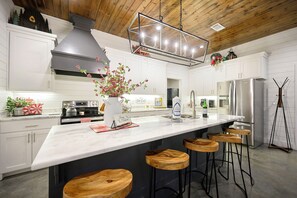 Kjøleskap, mikrobølgeovn, kokeplater og oppvaskmaskin