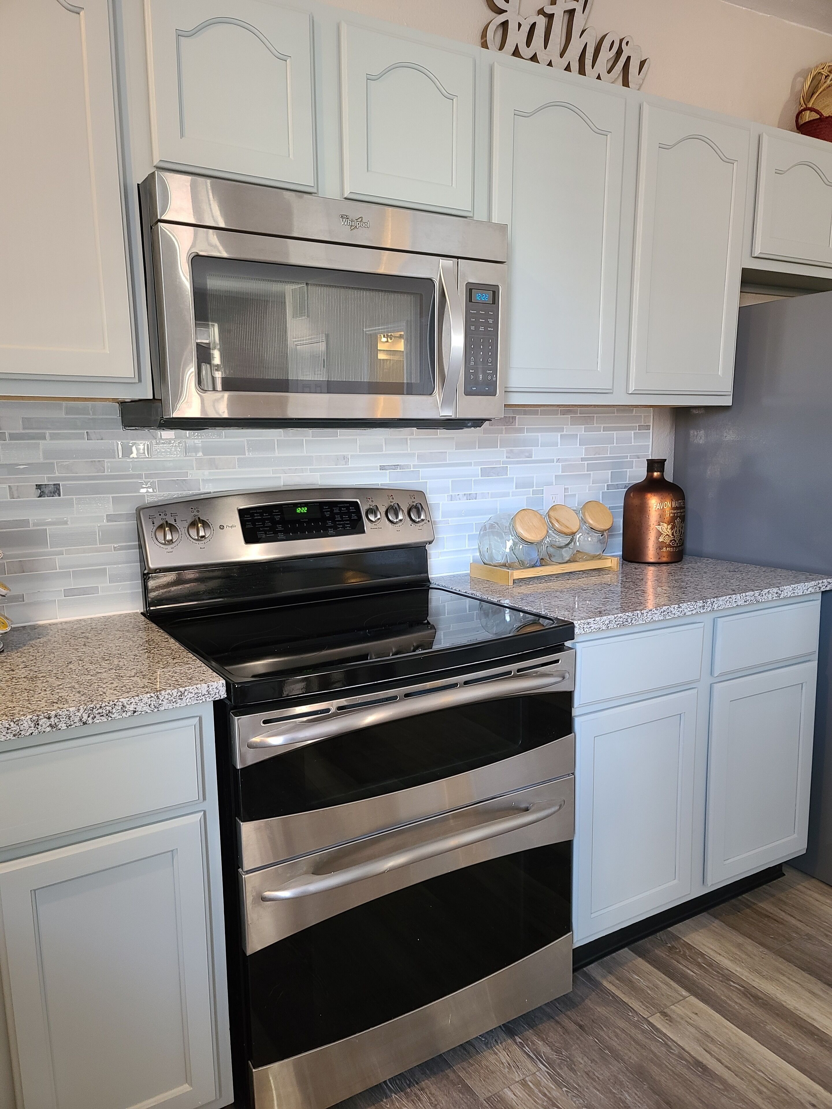 Kühlschrank, Mikrowelle, Ofen, Herdplatte