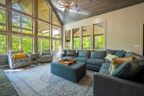 Smart TV, fireplace, stereo - Perfect for Couples,2 King Master bedrooms, Dry Sauna, Hot Tub, 3 covered decks (Broken Bow)