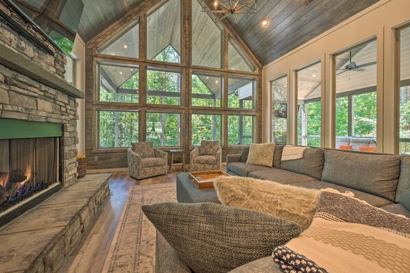 Smart TV, fireplace, stereo - Perfect for Couples,2 King Master bedrooms, Dry Sauna, Hot Tub, 3 covered decks (Broken Bow)