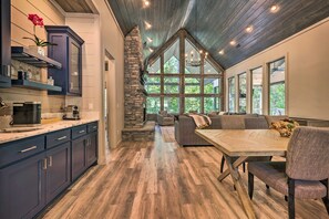 Interior - Perfect for Couples,2 King Master bedrooms, Dry Sauna, Hot Tub, 3 covered decks (Broken Bow)