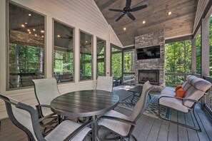 Outdoor dining - Perfect for Couples,2 King Master bedrooms, Dry Sauna, Hot Tub, 3 covered decks (Broken Bow)