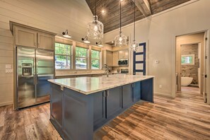 Fridge, microwave, oven, stovetop - Perfect for Couples,2 King Master bedrooms, Dry Sauna, Hot Tub, 3 covered decks (Broken Bow)