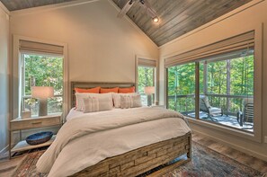 2 bedrooms, iron/ironing board, free WiFi, bed sheets - Perfect for Couples,2 King Master bedrooms, Dry Sauna, Hot Tub, 3 covered decks (Broken Bow)