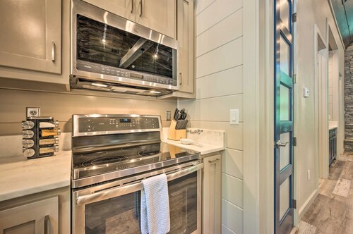 Perfect for Couples,2 King Master bedrooms, Dry Sauna, Hot Tub, 3 covered decks